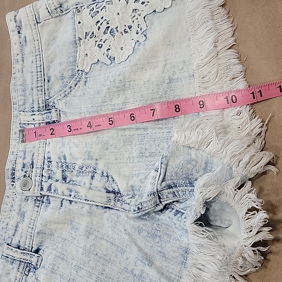 Mossimo Size 8 / 29 Acid Wash Lace Accent Denim Short-Shorts Excellent Used Cond - Picture 5 of 10